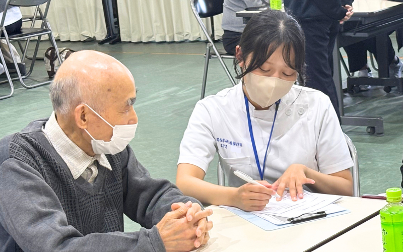 失語症当事者の方と交流する関西学研医療福祉学院 言語聴覚学科の学生