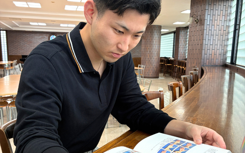スポーツ医学検定1級の勉強をしている理学療法学科のNさん