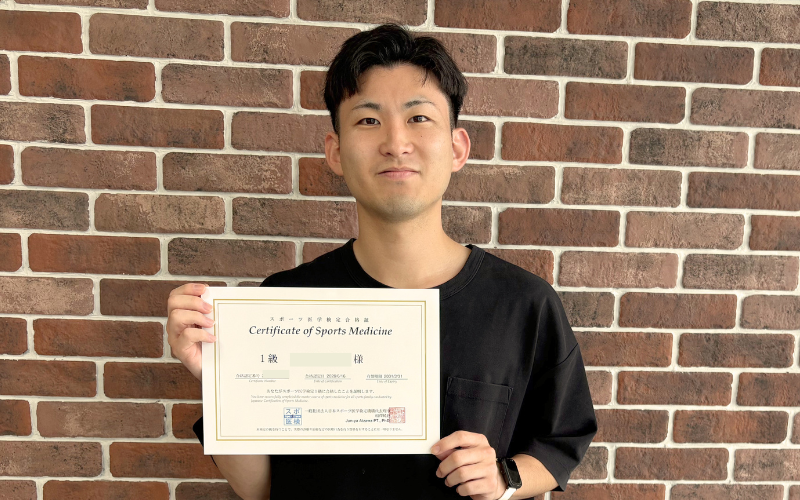 スポーツ医学検定の合格証を手に笑顔のNさん