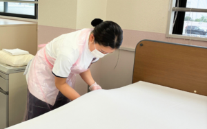 看護学科のベッドメイキングの授業の様子