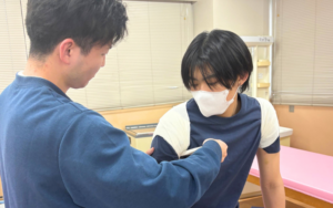 理学療法学科の運動療法学で協調運動を学ぶ授業の様子