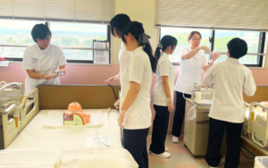 言語聴覚学科の吸引実習の様子