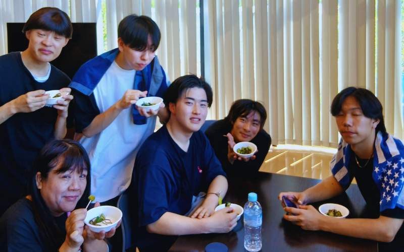 収穫された新鮮な夏野菜をいただく介護福祉学科の学生