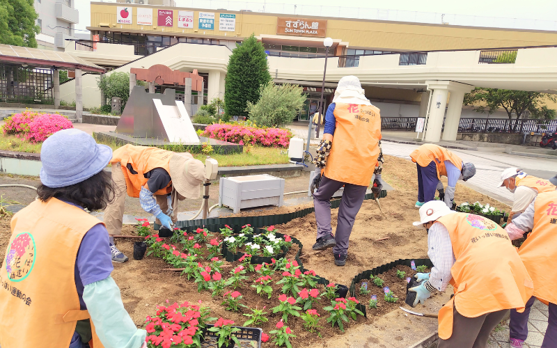 高の原駅前で花を植える様子