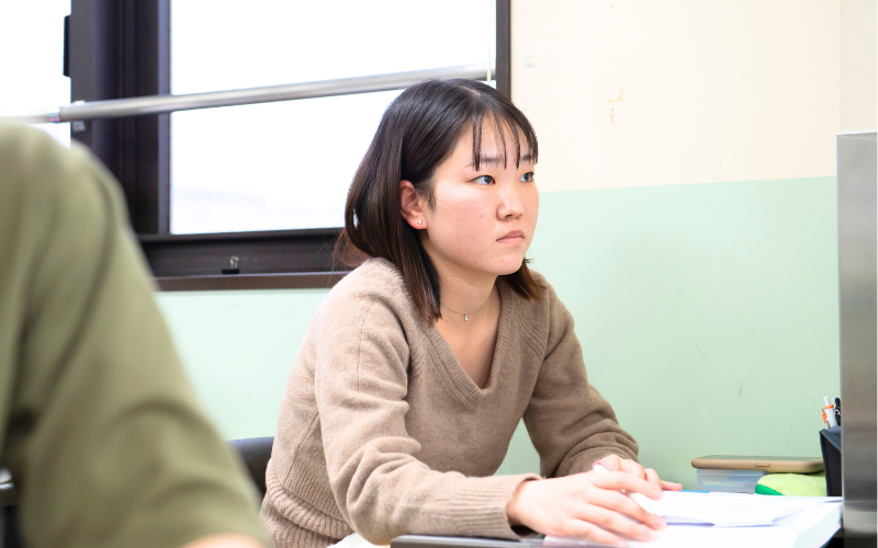 作業療法学科の学生が応用授業で症例について考えている様子