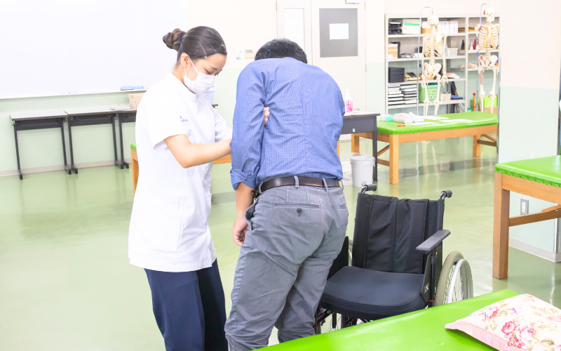ADL支援の練習をする作業療法学生