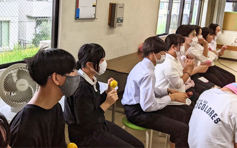 介護福祉学科の学生が生活介護みどりの家で地域福祉についての講義を受ける様子
