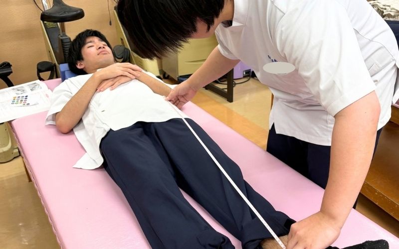 理学療法学科の学生が下肢の形態測定を行う様子