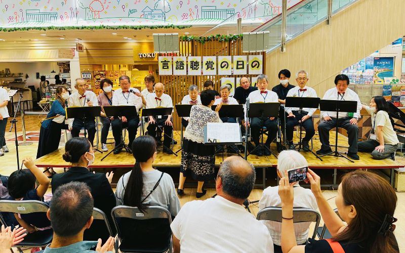 失語症のある方々による合唱団「桜の会」の合唱発表